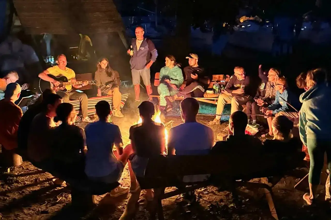 Przy ognisku rozbrzmiewają morskie opowieści śmieszne zwrotki. Grupa przyjaciół przy gitarze, w blasku płomieni, tworzy niezapomniane wspomnienia.
