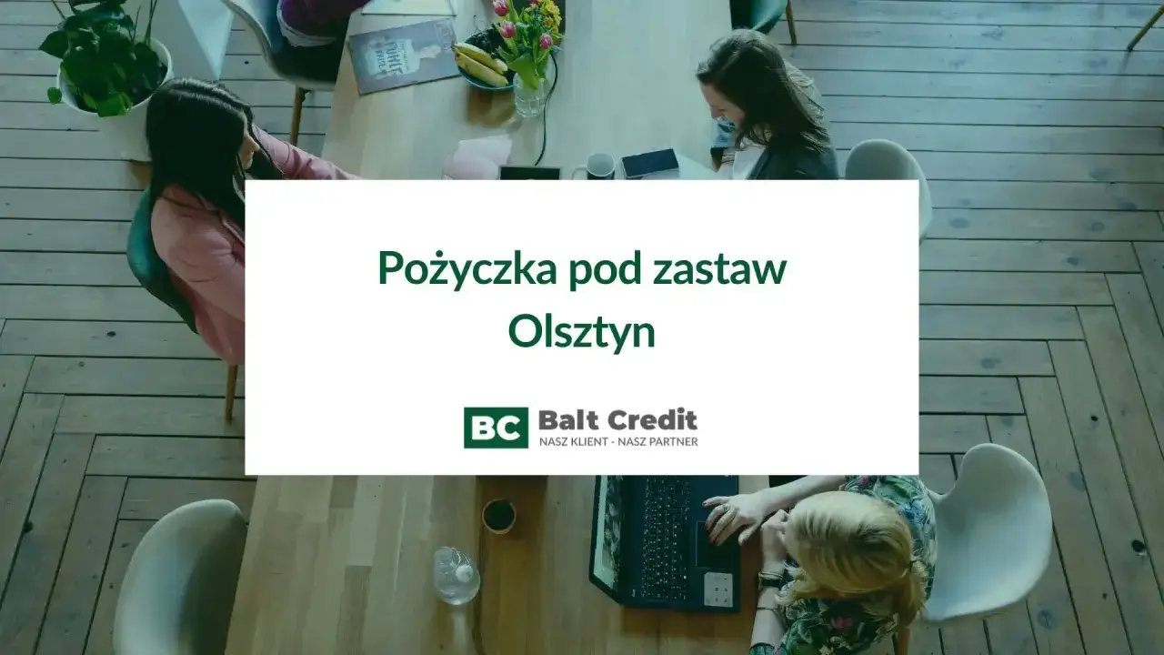 Dwie kobiety przy stole, jedna pracuje na laptopie, druga rozmawia. Na ekranie tekst 