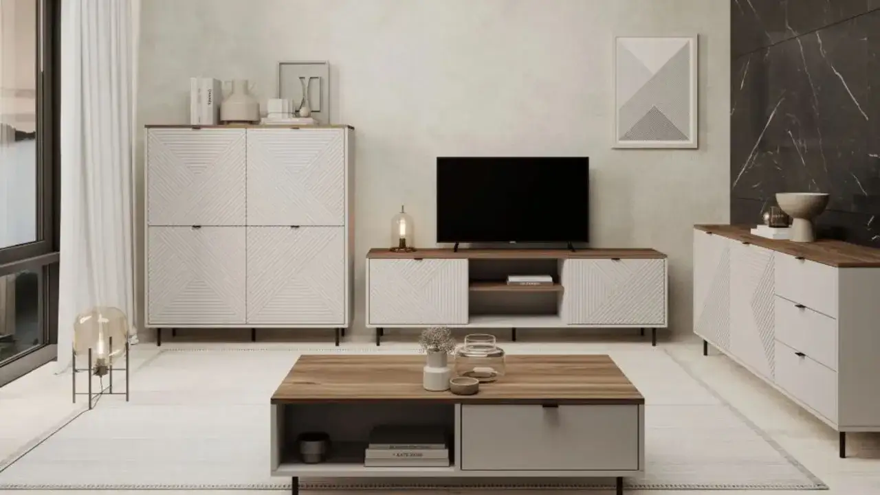 Jasny salon z białymi meblami i drewnianymi blatami. Jasne kolory i minimalistyczny design pomagają optycznie powiększyć pokój.