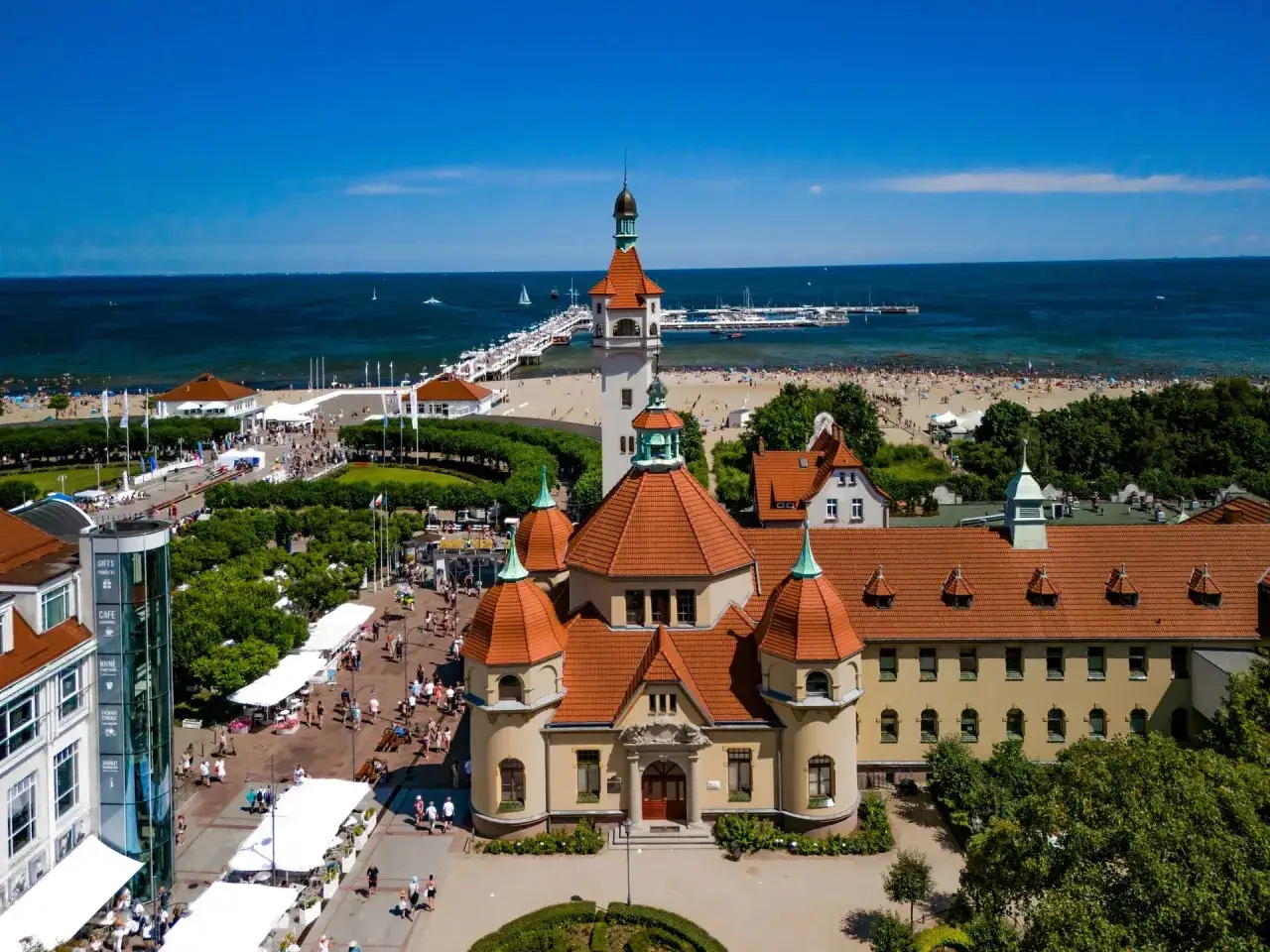 Piękny widok na Sopot z molo i plażą. Idealne miejsce na prywatne turnusy rehabilitacyjne nad morzem.