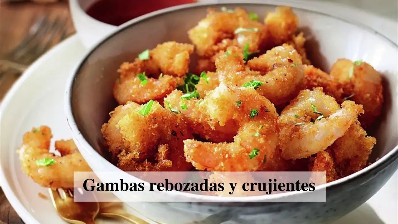 Gambas a la gabardina doradas y crujientes, servidas en un cuenco con perejil picado. ¡Un bocado irresistible!