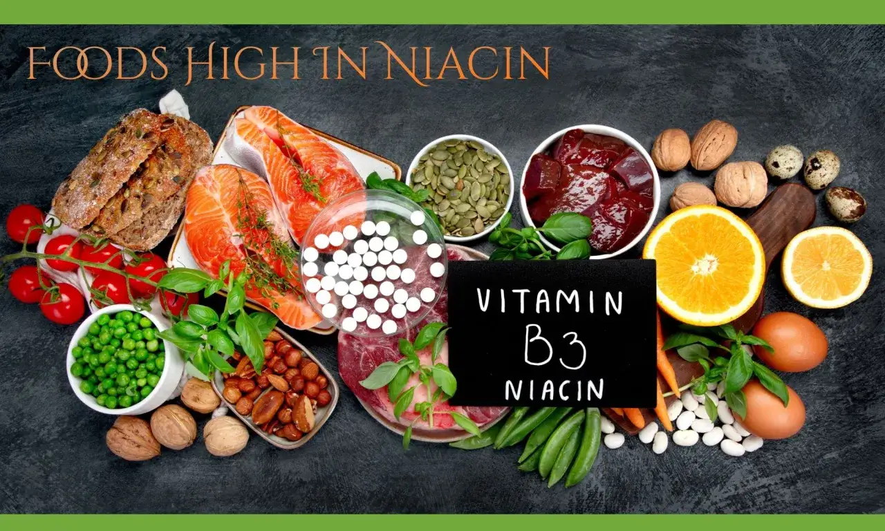 Na stole leżą produkty bogate w witaminę B3 (niacynę): łosoś, wątróbka, orzechy, nasiona, fasola, groszek, pomidory, pomarańcza, jajka i chleb.