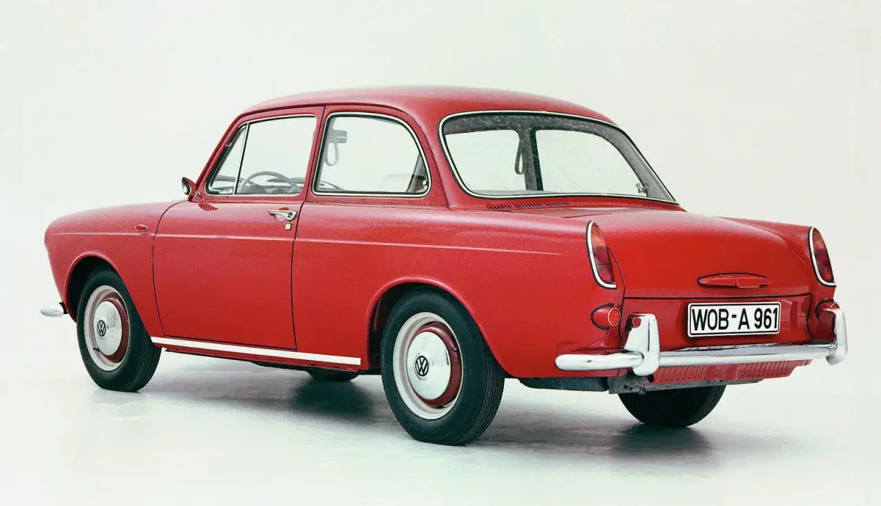 Röd vw typ 3, en klassisk bil med kromdetaljer och en vit registreringsskylt.
