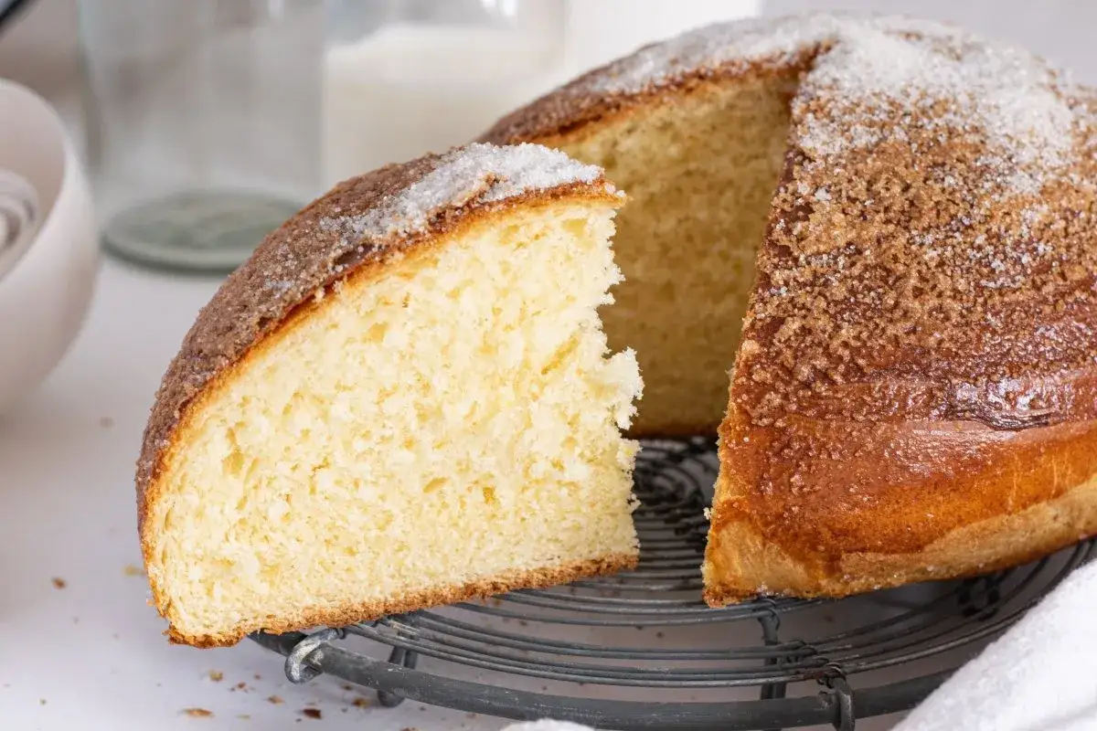 Un delicioso pan quemao, dorado y espolvoreado con azúcar, con una miga esponjosa y tierna.