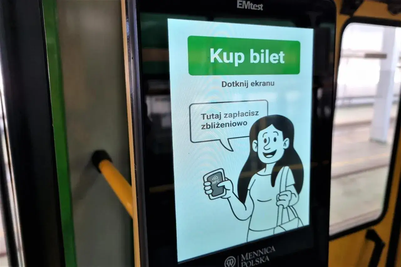 Kup bilet zbliżeniowo przez NFC. Uśmiechnięta postać trzyma telefon z symbolem NFC.