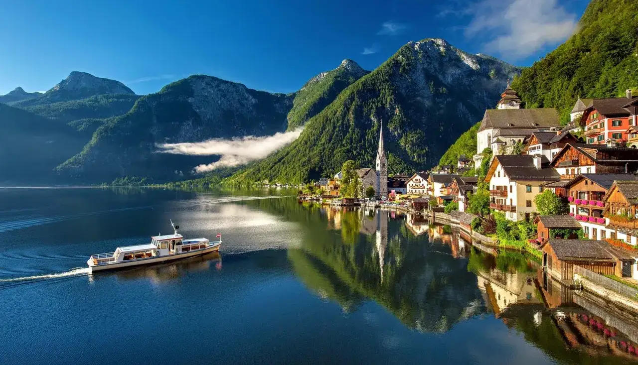 Malownicze Hallstatt w Austrii. Ciekawostki o tym miejscu to m.in. jego wpis na listę UNESCO i urokliwe domki nad jeziorem.
