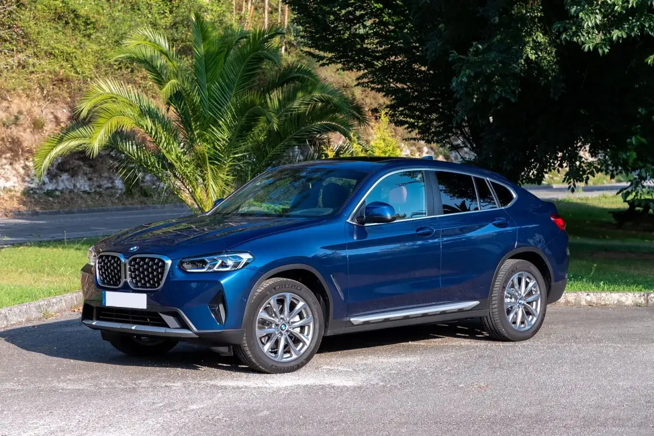BMW azul con tracci&oacute;n xDrive, ideal para cualquier terreno.