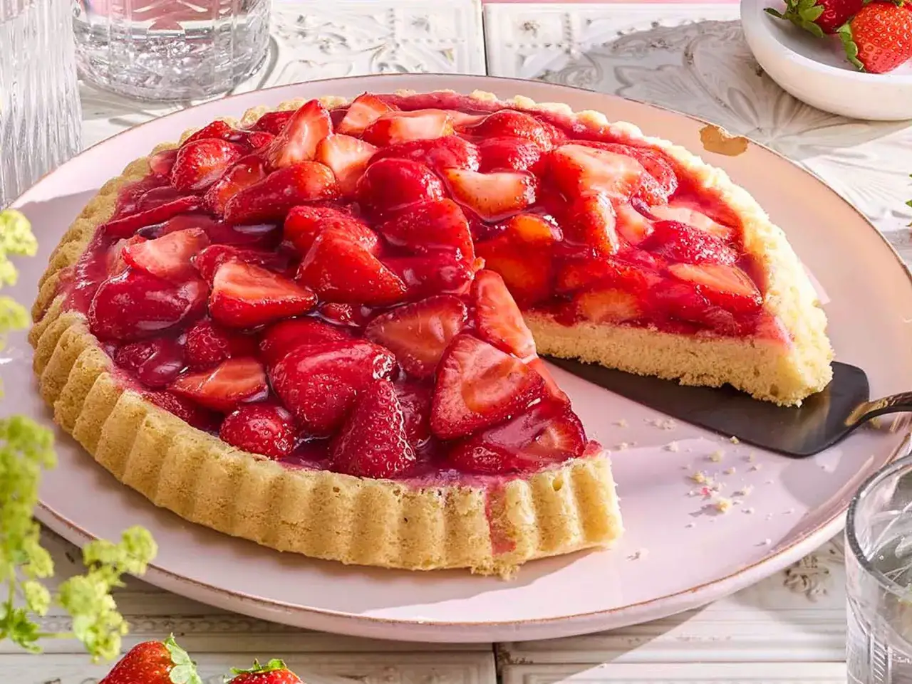 Ein saftiger Erdbeerkuchen mit einem buttrigen Boden, perfekt f&uuml;r jedes Erdbeerboden Rezept. Frisch und lecker!