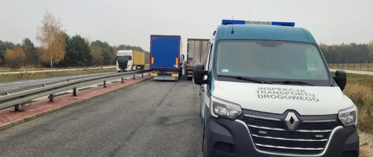 Inspekcja Transportu Drogowego kontroluje, jakie towary przewożą ciężarówki na poboczu drogi.