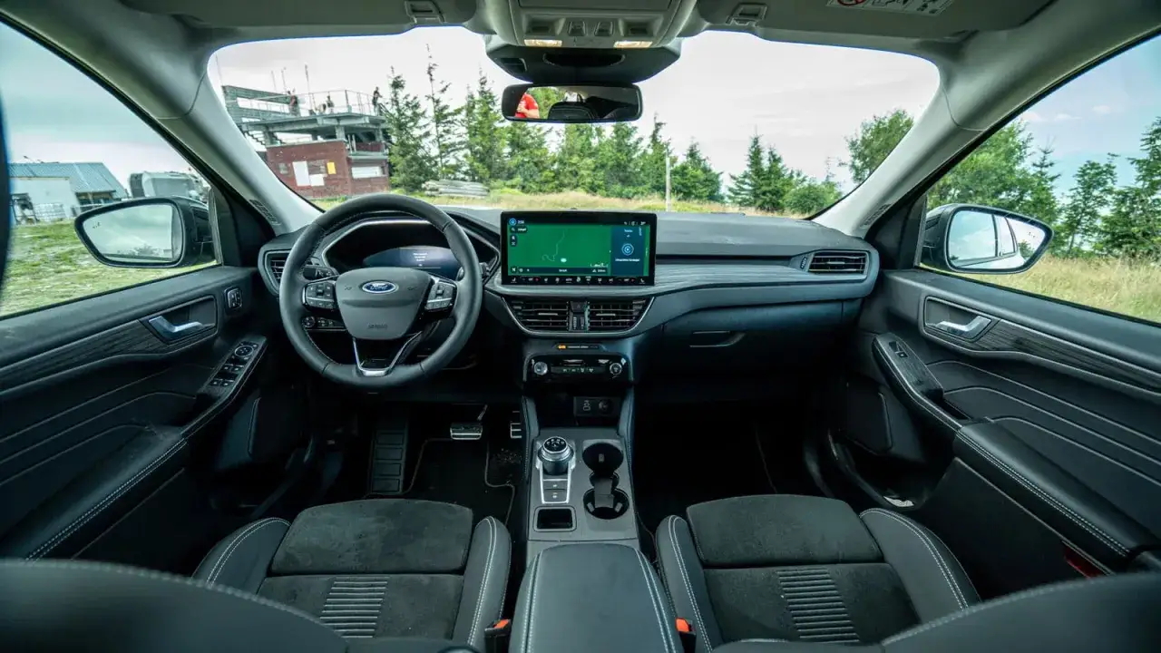 Wnętrze Ford Kuga, z ekranem nawigacji i wygodnymi fotelami. Sprawdź aktualną ford kuga cena!