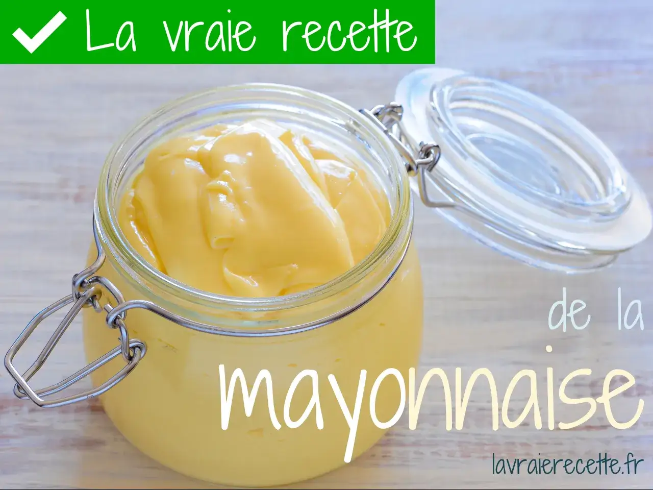 Un pot en verre rempli de mayonnaise maison onctueuse. La vraie recette pour un d&eacute;lice cr&eacute;meux.