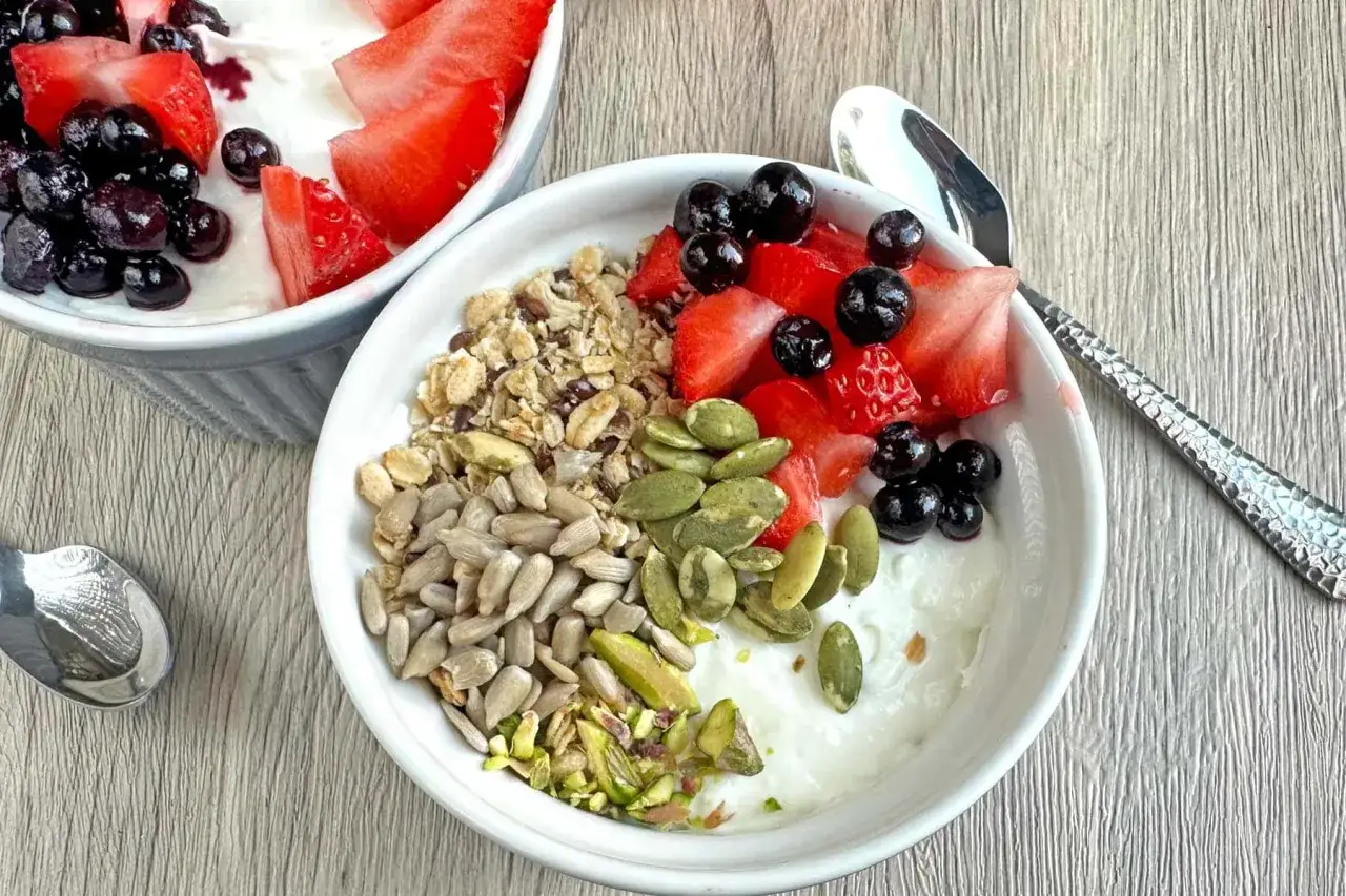 Yogur con fresas, arándanos, granola y semillas. ¡La opción perfecta para que picar entre horas que no engorde!