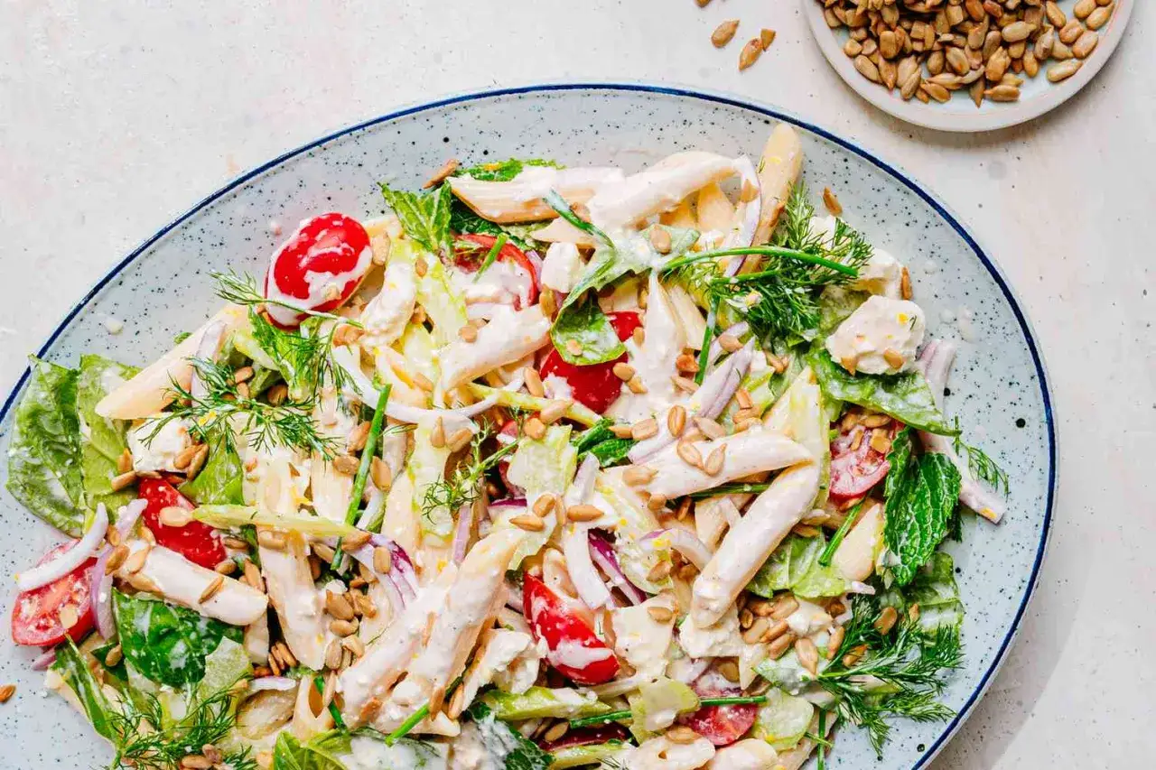 Leckerer nudelsalat ohne mayo, mit Penne, Hähnchen, Tomaten, Sellerie und Sonnenblumenkernen. Frisch und leicht!