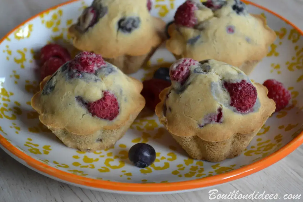 Muffins aux framboises et myrtilles, attention aux allergènes alimentaires si vous êtes sensible aux fruits rouges.