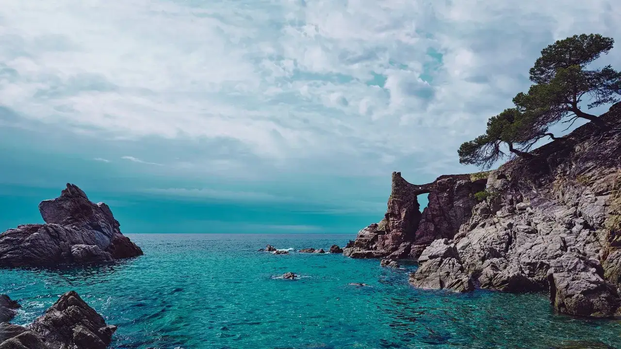 Piękna, błękitna woda i skaliste wybrzeże. Costa Brava, pogoda w październiku zachwyca.