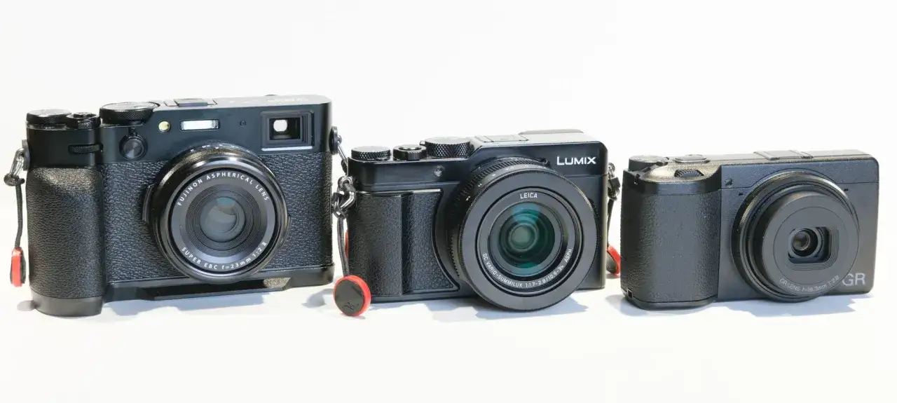 Trzy czarne aparaty: Fujifilm X100, Panasonic Lumix LX100 III i Ricoh GR.