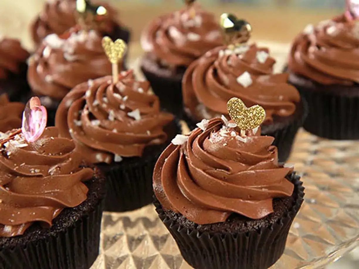 Små chokladcupcakes med krämig chokladfrosting och glittriga hjärtan. Perfekta för alla hjärtans dag eller en festlig stund.