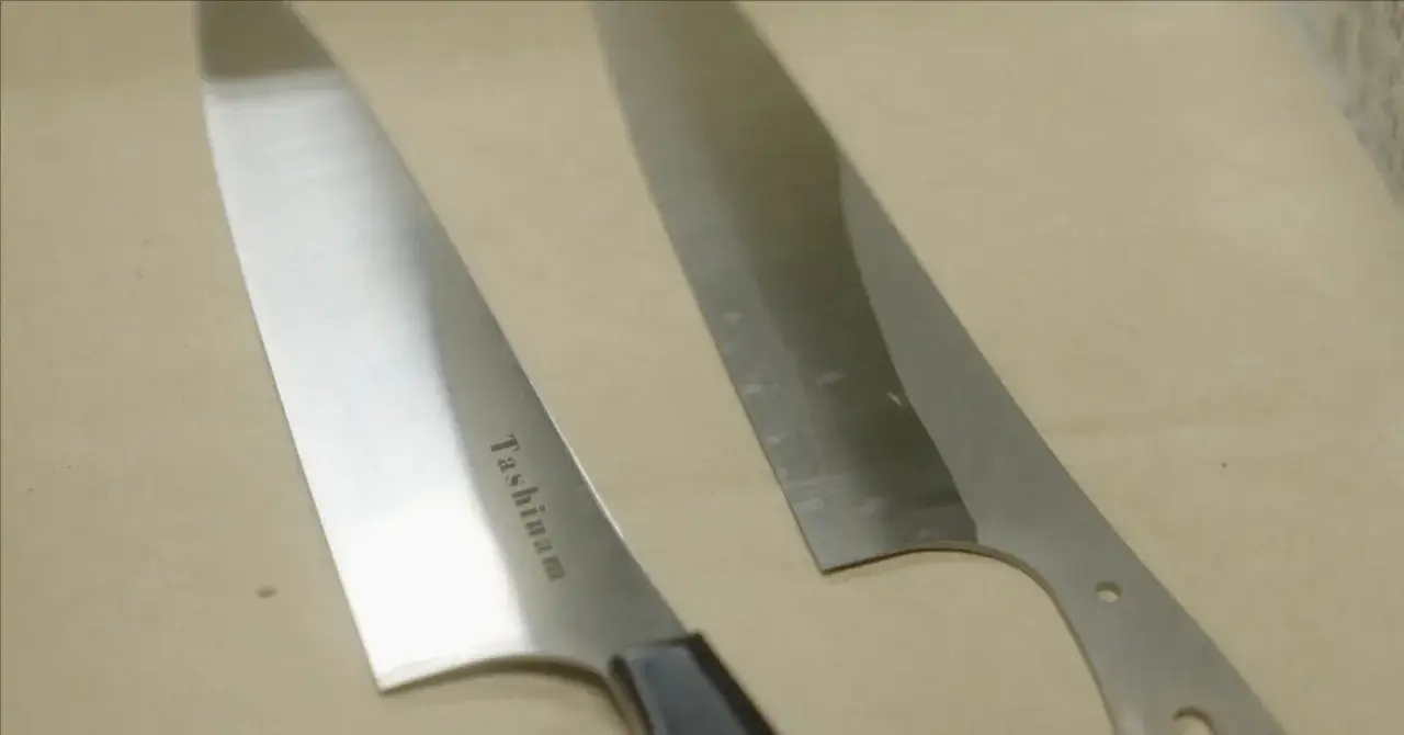 Dos cuchillos de cocina con hojas de acero VG10 pulido, uno con mango negro y el otro sin &eacute;l.