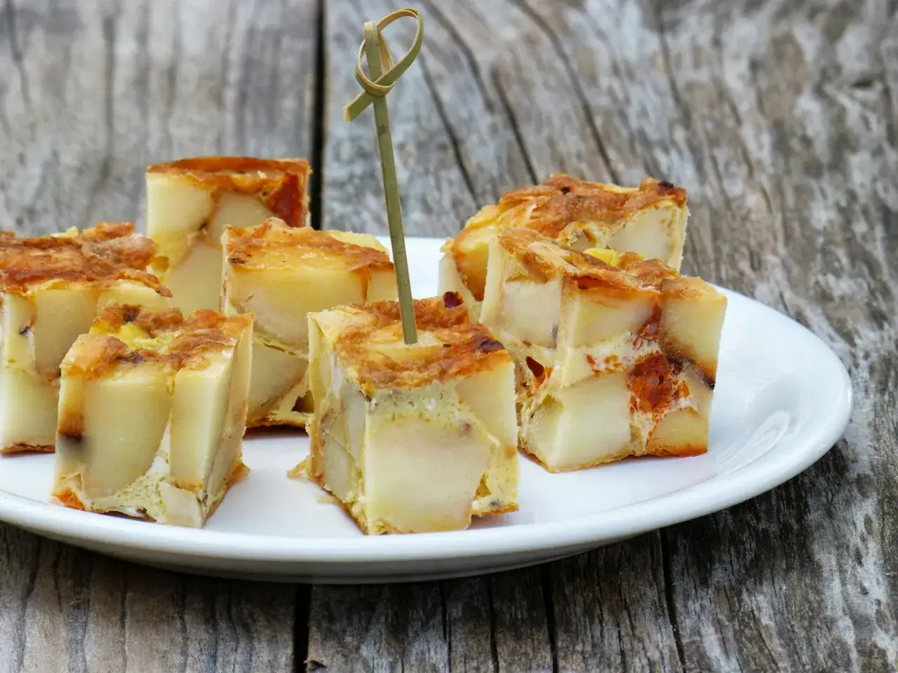 Dégustez ces délicieux cubes de tortilla au four, parfaits pour un apéritif savoureux.