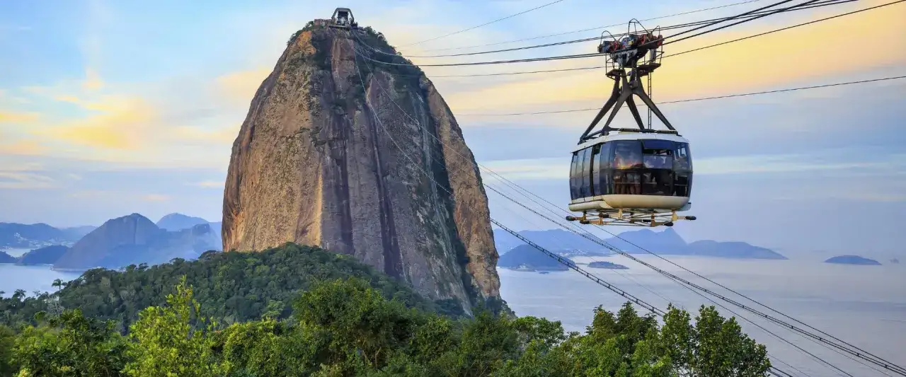 Kolejka linowa wjeżdża na górę w Rio de Janeiro, oferując wspaniałe widoki na zatokę i wyspy. Idealne miejsce na wakacje w Brazylii.