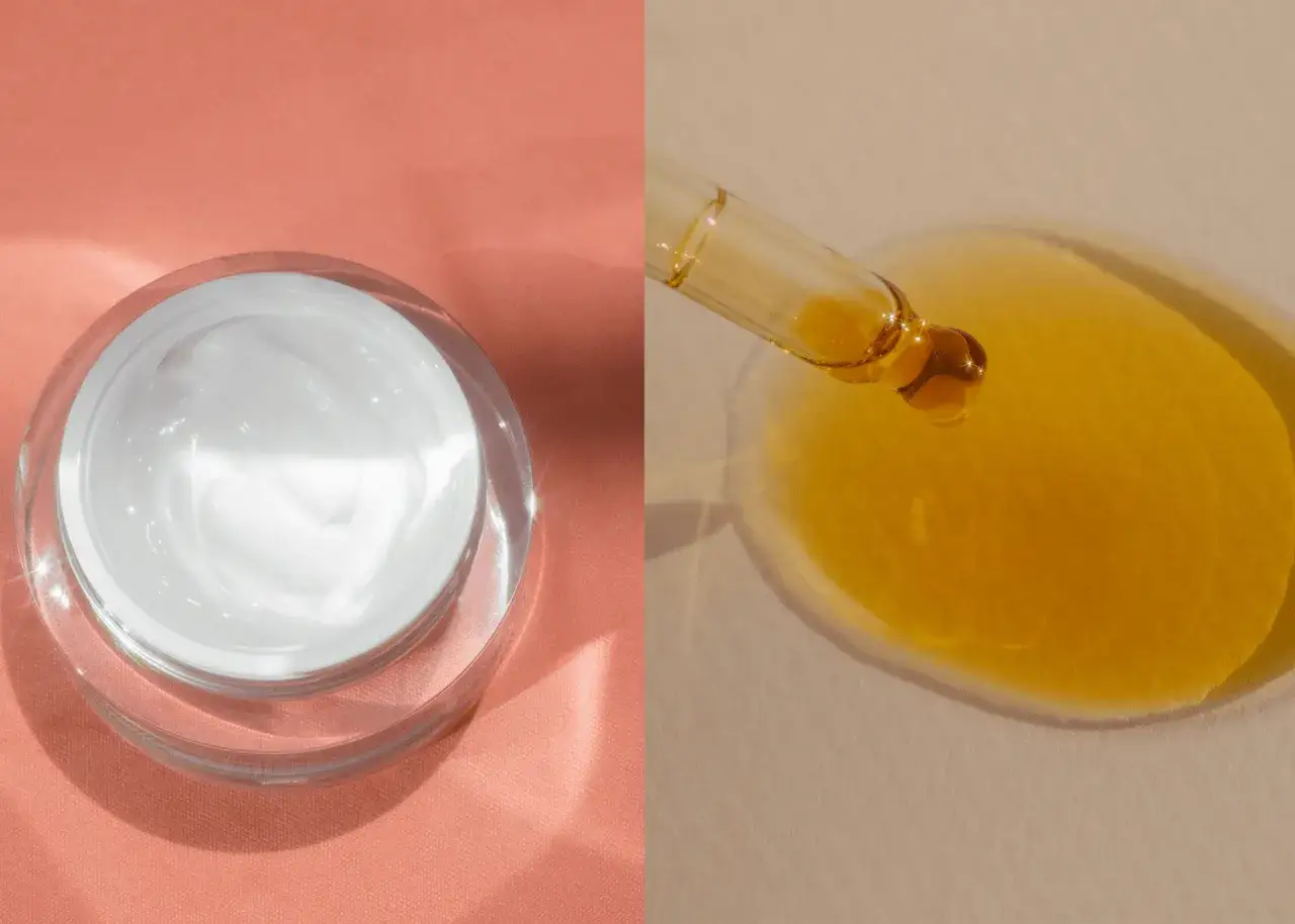 Ein offener Tiegel mit weißer Creme neben einem Tropfen goldenen Serums, der von einer Pipette fällt. Vielleicht nur Serum statt Creme für deine Haut?