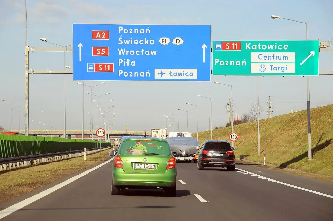 Znaki drogowe wskazują kierunki: Poznań, Świecko, Wrocław, Piła, Ławica, Katowice, Centrum, Targi. Zastanawiasz się, ile kosztuje autostrada Łódź Poznań?