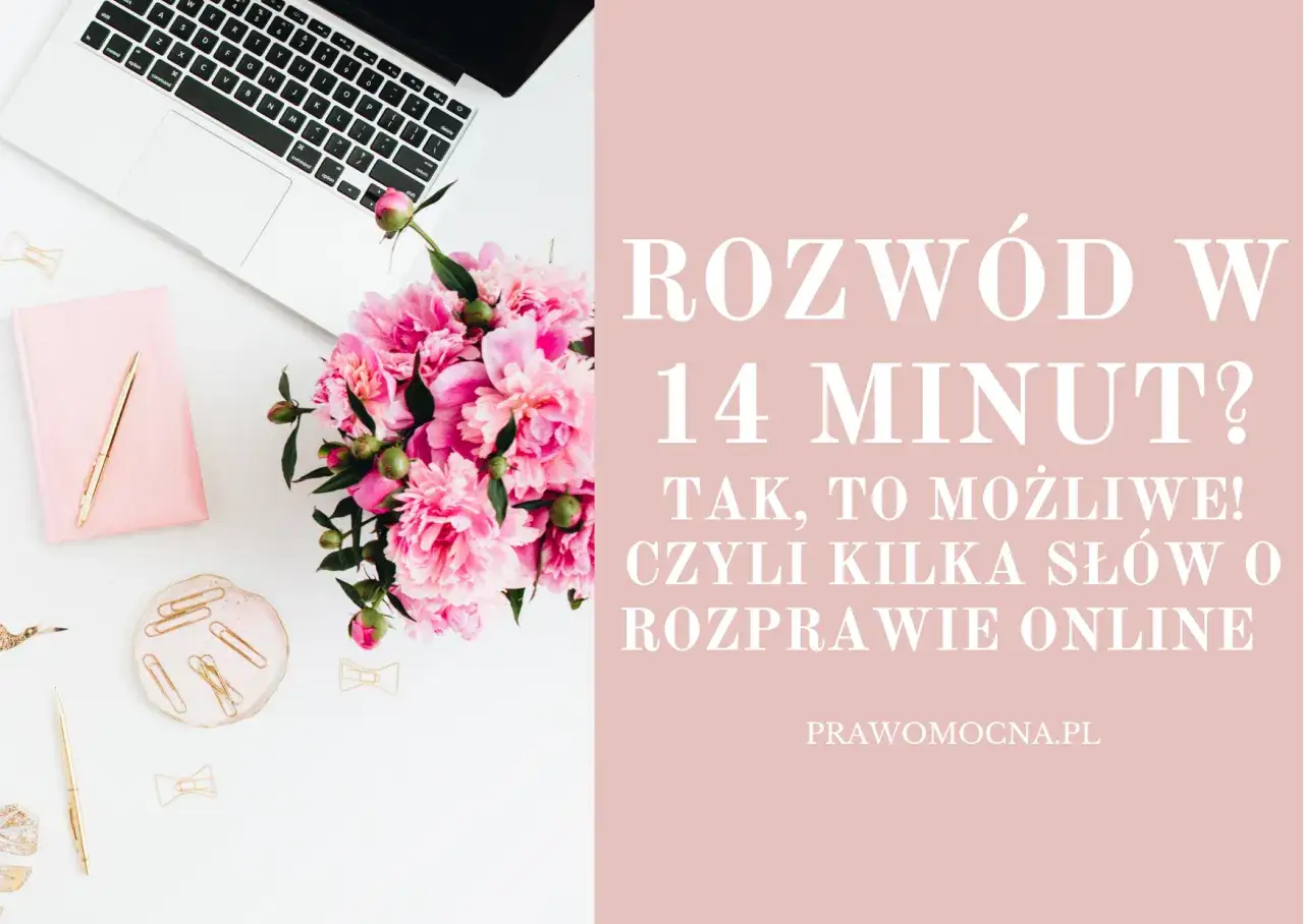 Eleganckie biurko z laptopem, różowymi piwoniami i złotymi akcesoriami. Tekst: 