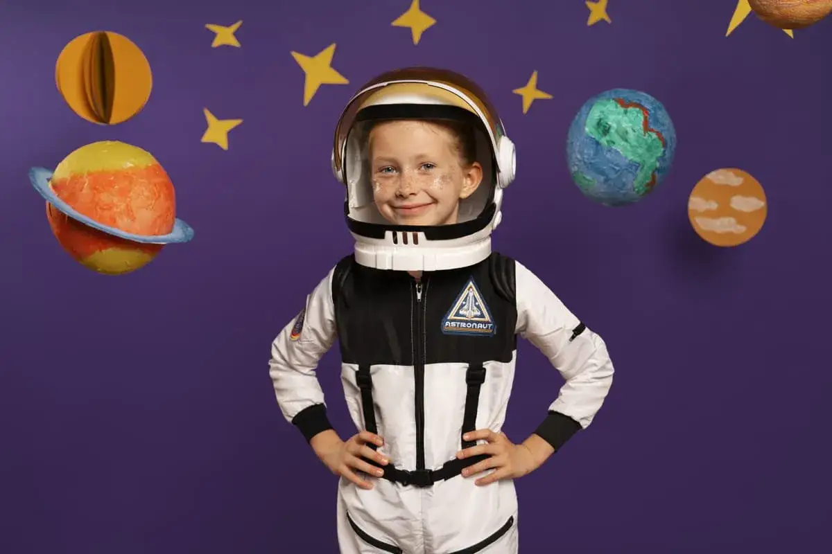 Dziecko w stroju astronauty, gotowe na kosmiczną przygodę. Inspiracja, jak zrobić str&oacute;j kosmiczny dla dziecka.