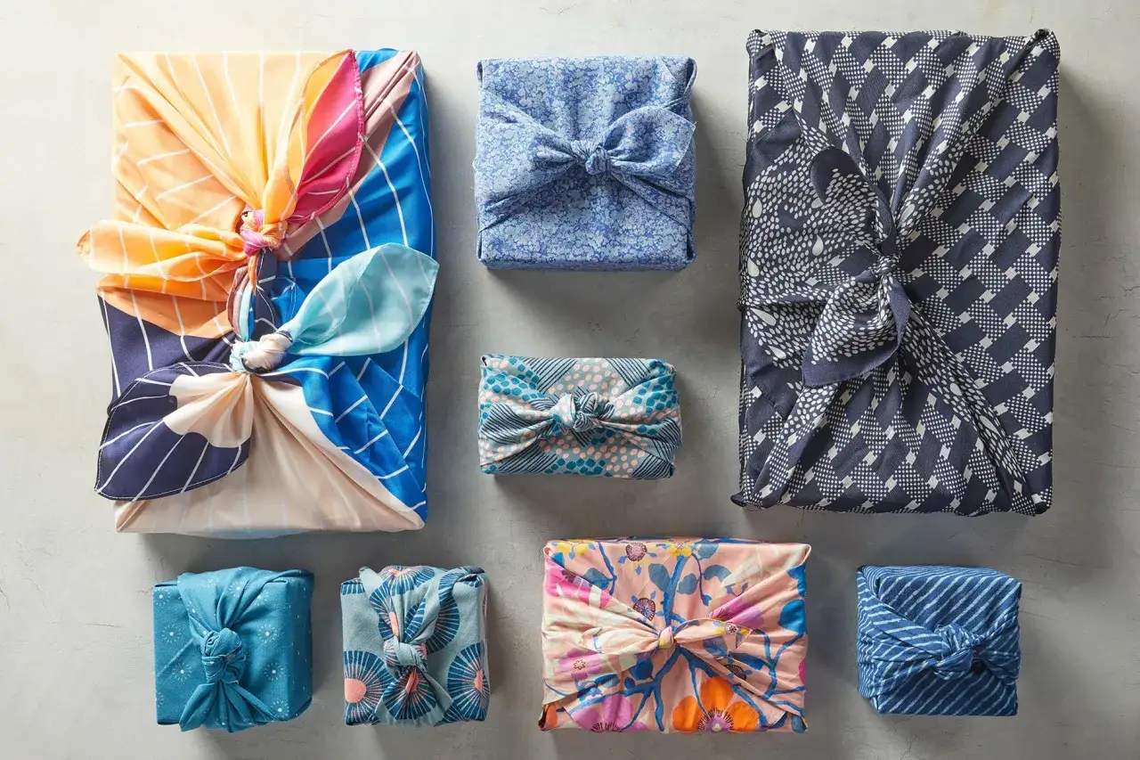 Bunte Stoffe, kunstvoll zum Verpacken von Geschenken geknotet. Jedes Paket ist ein Unikat, das Freude verspricht.