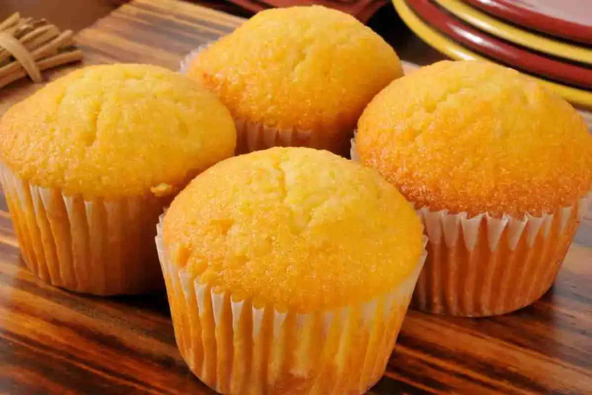 Quattro muffin senza uova dorati e soffici, pronti per essere gustati.