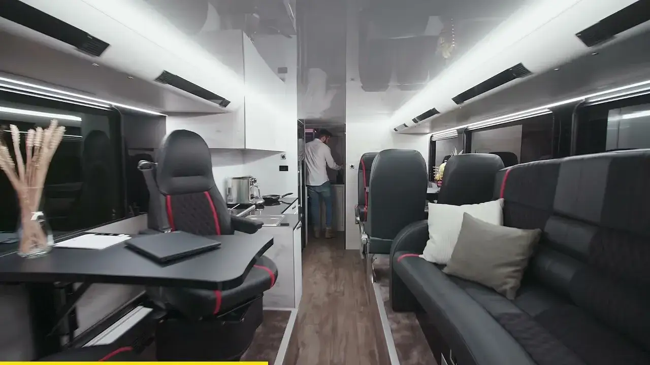 wnętrze autokaru sypialnego nightliner