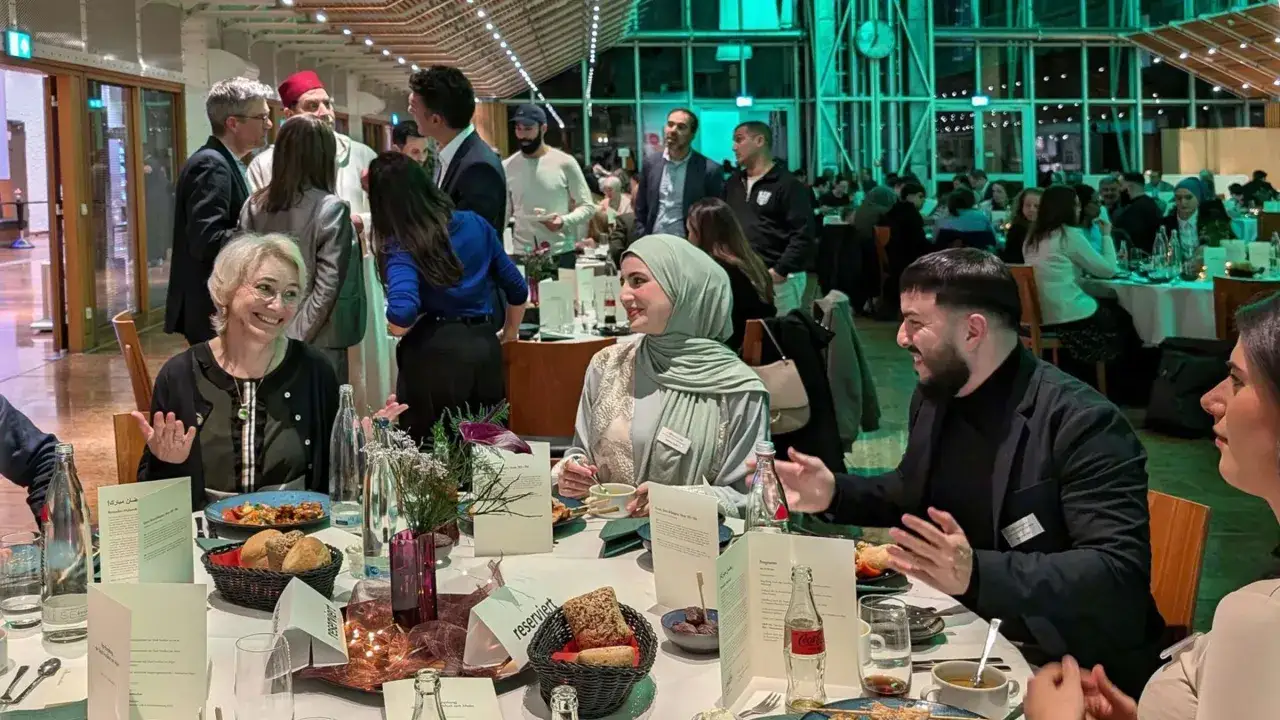 Menschen genießen ein gemeinsames Iftar-Mahl. Die Frage