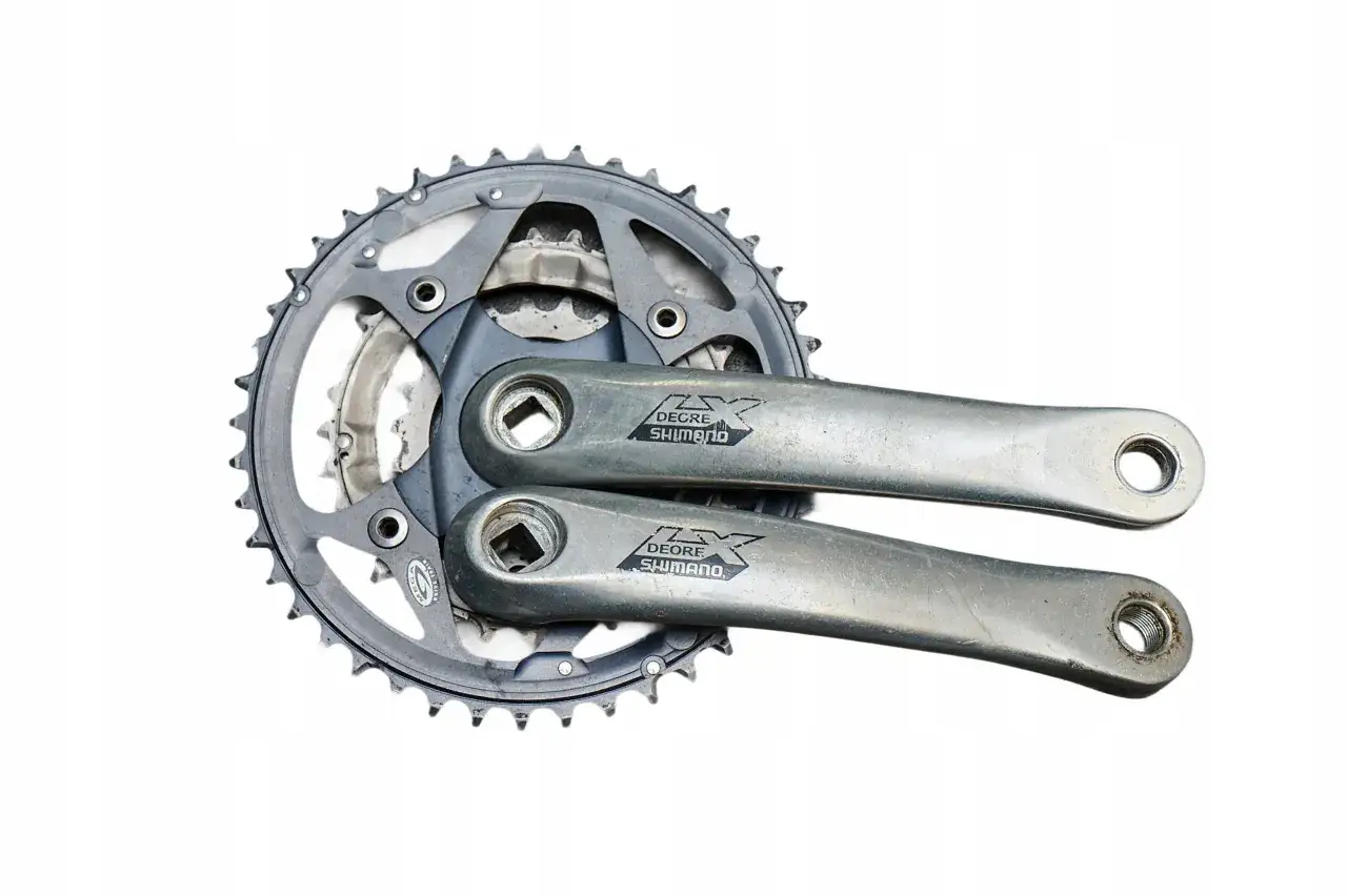 Zestaw korbowy Shimano Deore LX z zębatkami.
