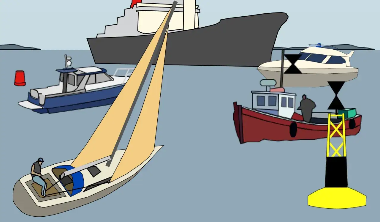 Un veliero con vele color crema naviga vicino a un grande mercantile, una barca da pesca rossa e un motoscafo. La navigazione a vela &egrave; un'attivit&agrave; rilassante.