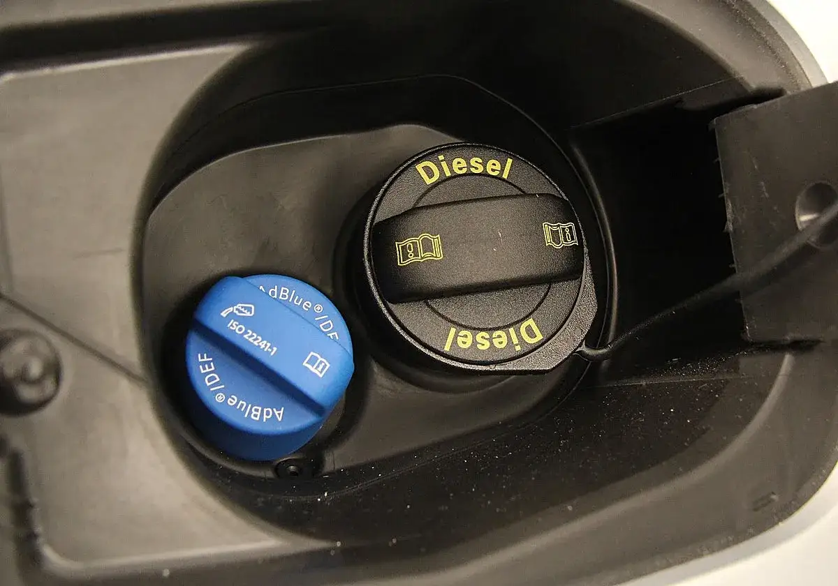 Tapa azul de AdBlue junto a la tapa negra de Diesel. Desde cuando es obligatorio el AdBlue, los veh&iacute;culos di&eacute;sel modernos lo necesitan.