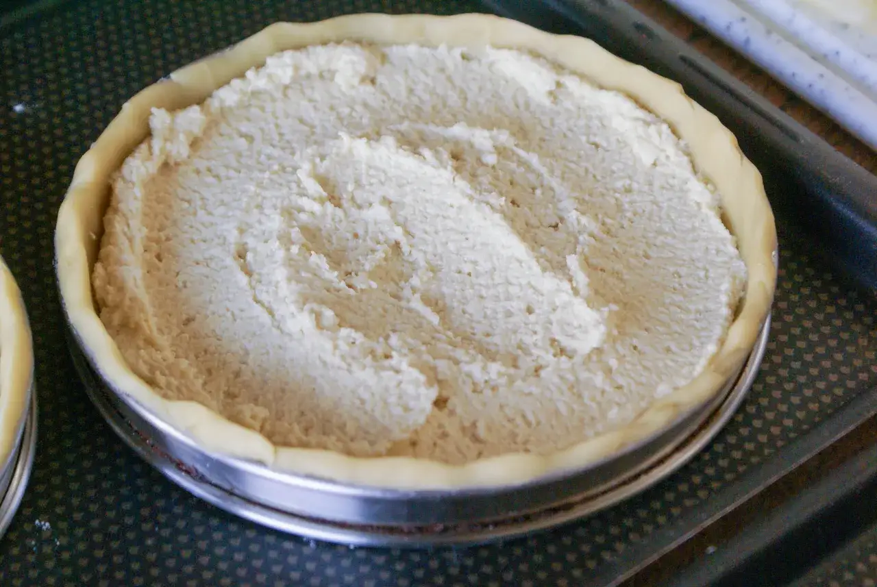 Tartelette prête à cuire, garnie d'une crème d'amande facile et rapide.