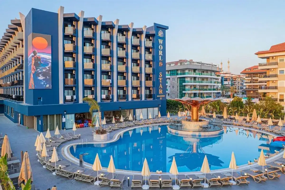 Nowoczesny hotel z basenem i leżakami, oferujący wakacje ultra all inclusive.