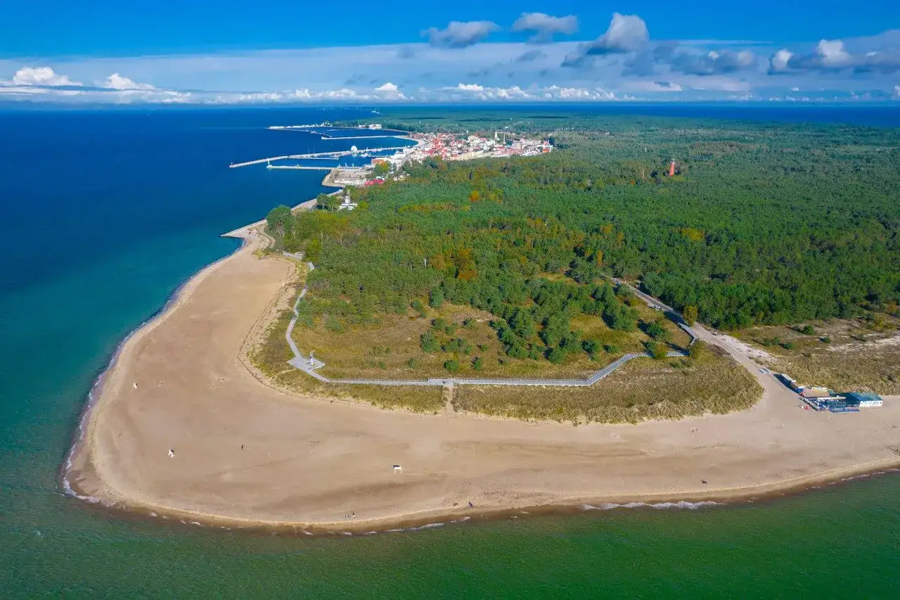 Piękna plaża i las nad morzem, idealne miejsce na tanie miejscowości nad morzem.