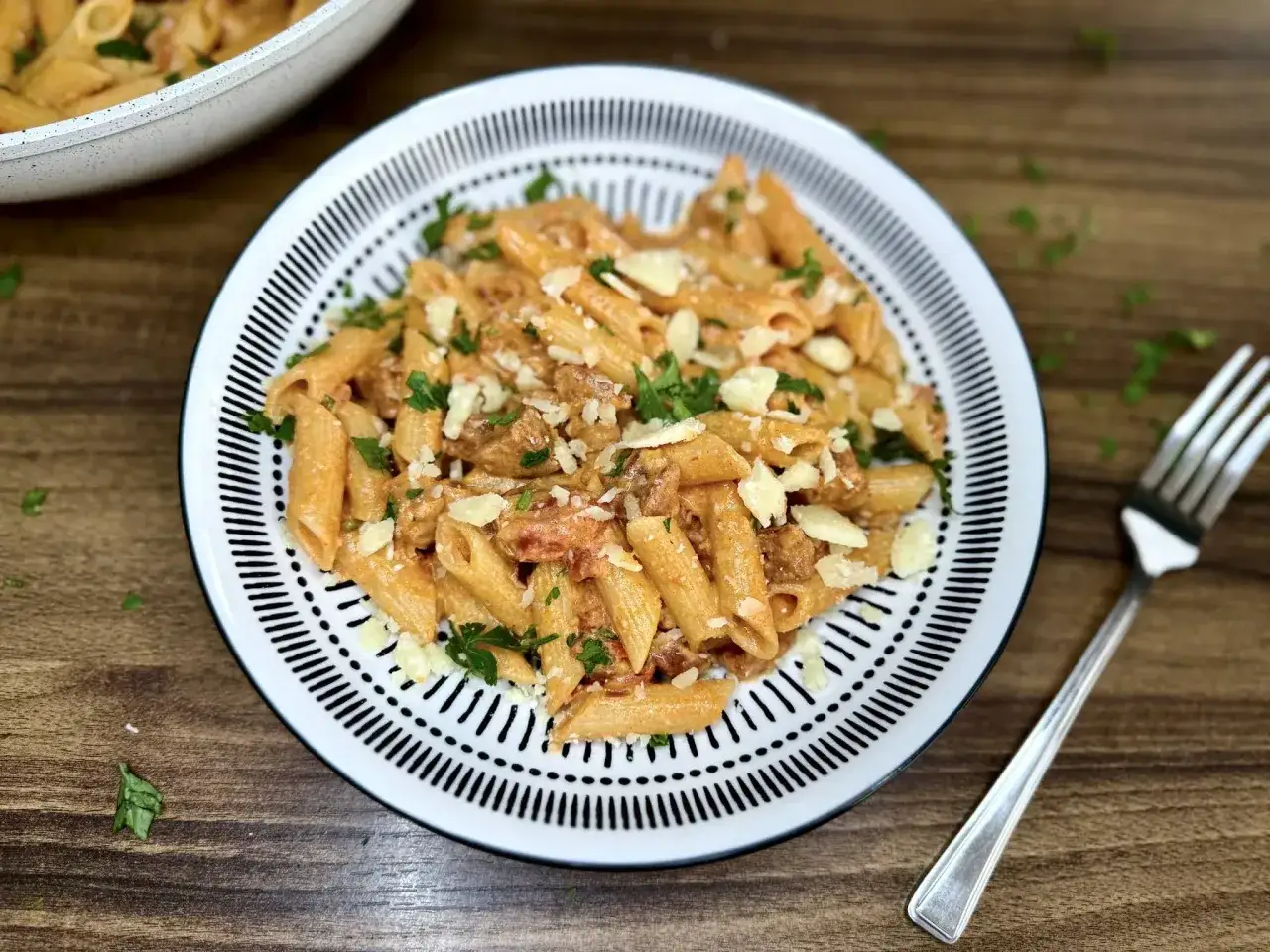 Penne z kremowym sosem pomidorowym i kawałkami pikantnego chorizo, posypane parmezanem i natką pietruszki. Idealne danie dla miłośnik&oacute;w makaronu.