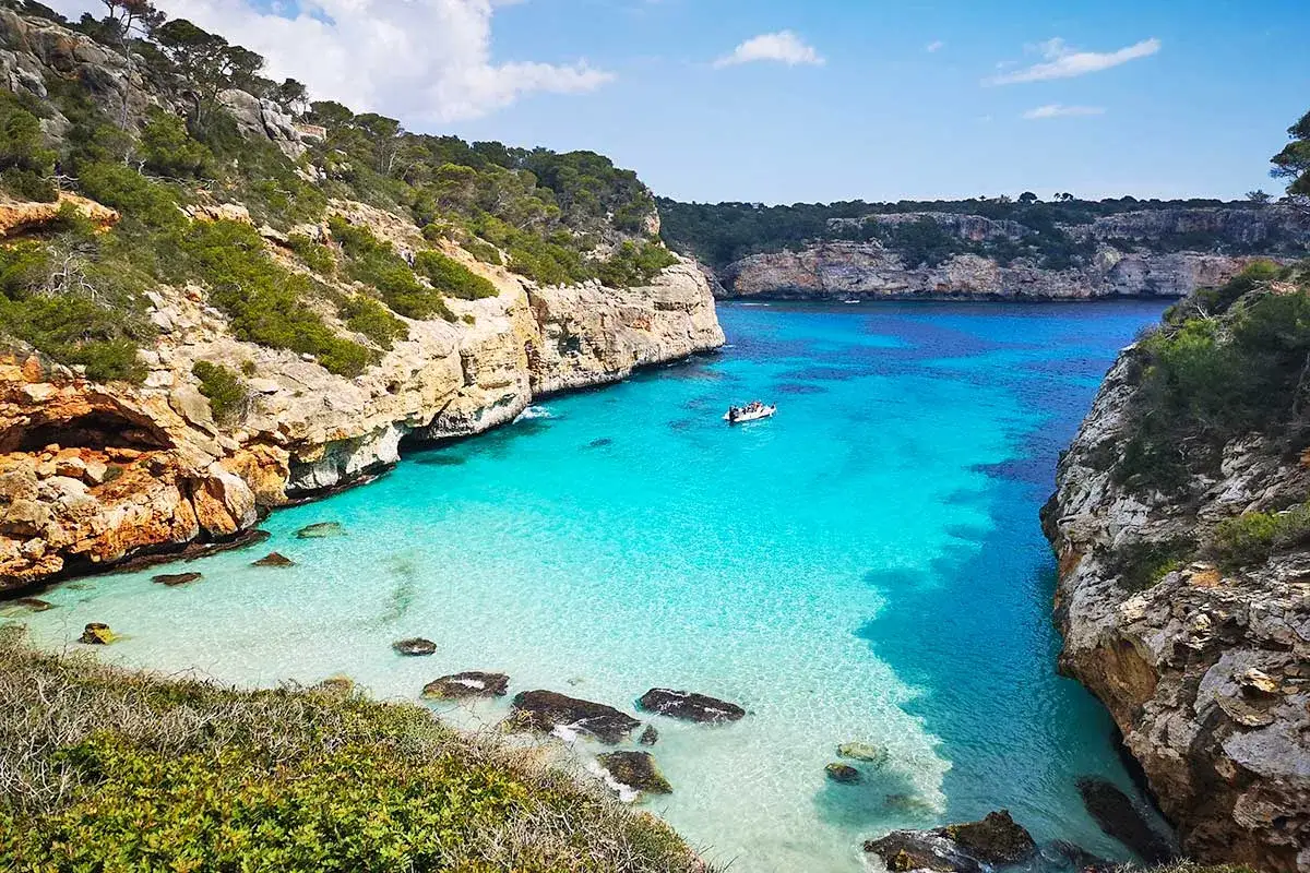 Traumhafte mallorca buchten mit kristallklarem Wasser und Felsen, eine kleine Bucht lädt zum Entspannen ein.