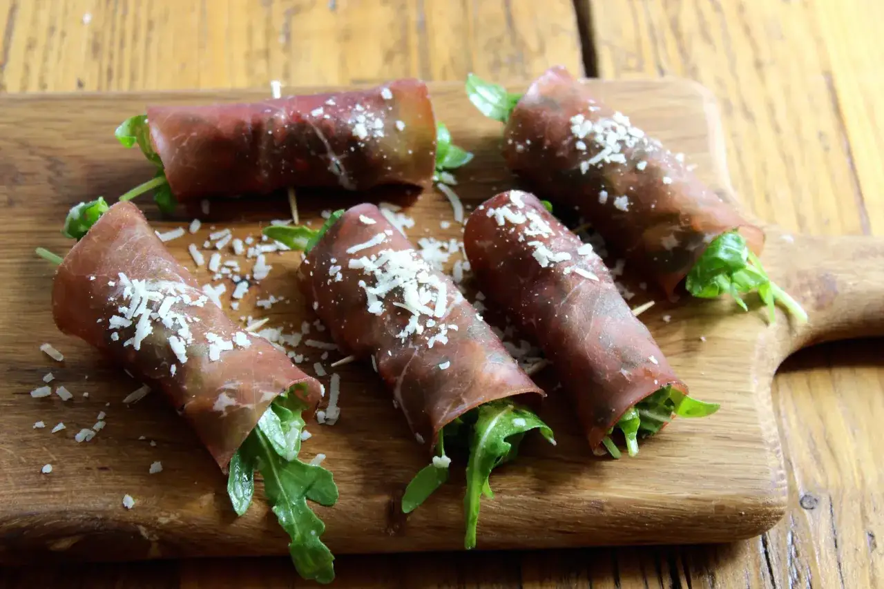 Roladki z bresaoli z rukolą i parmezanem. Tak wygląda pyszna bresaola co to za przysmak!