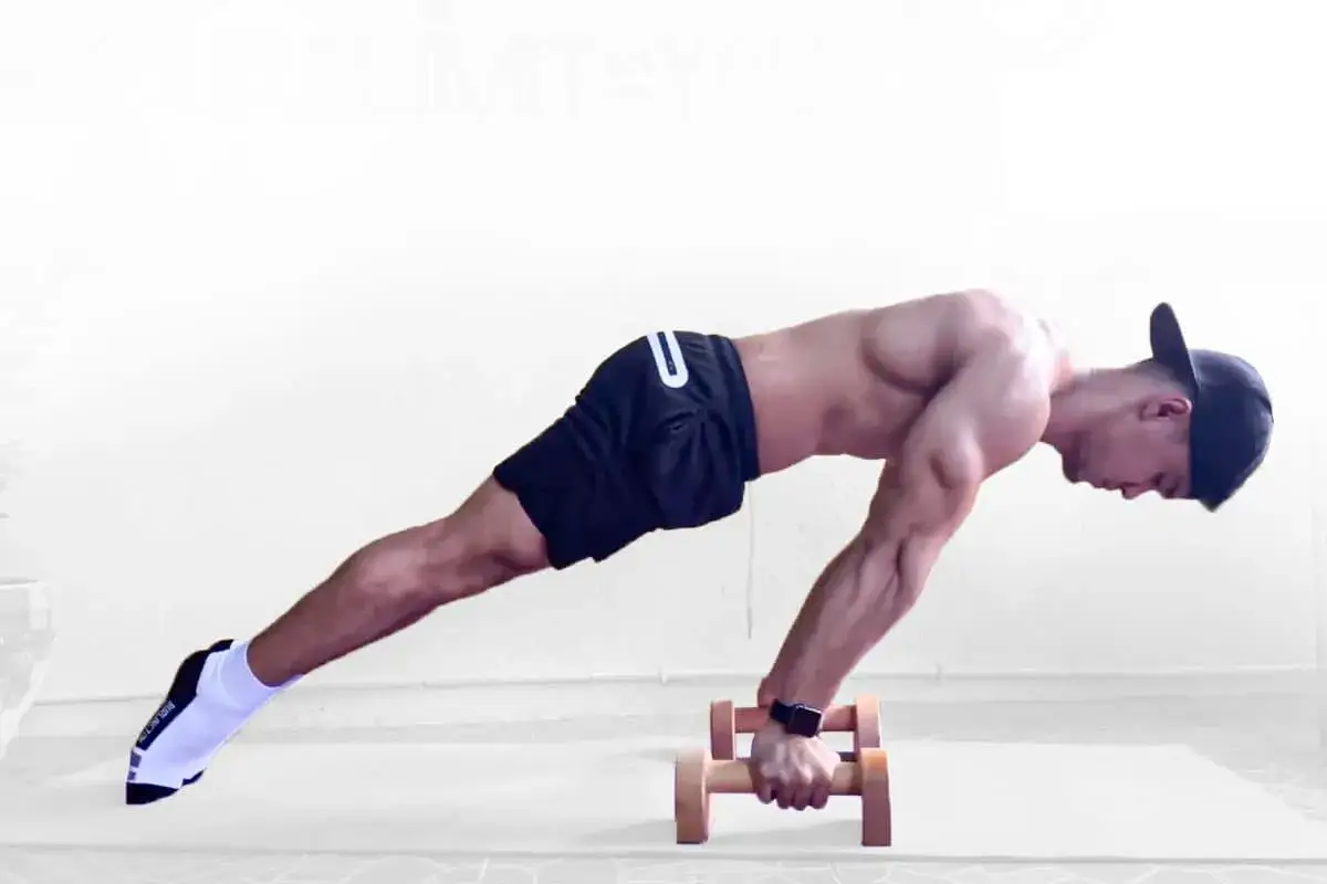 Mann macht Liegest&uuml;tze auf Holzgriffen. Liegest&uuml;tzgriffe sinnvoll f&uuml;r ein intensives Workout.