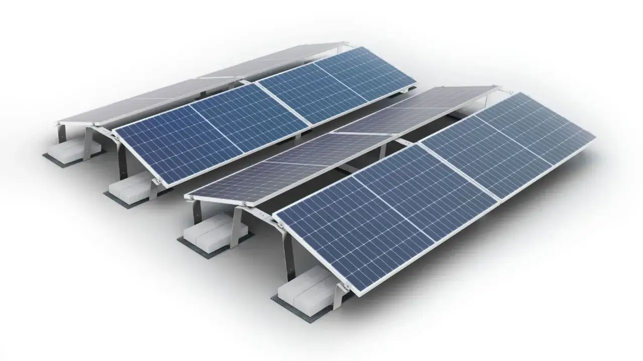 Solpaneler monterade p&aring; ett takf&auml;ste med krok. Systemet &auml;r stabilt och redo att f&aring;nga solens energi.