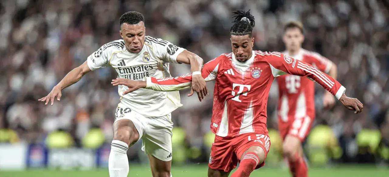 Jugadores del Madrid y Bayern en disputa por el bal&oacute;n.