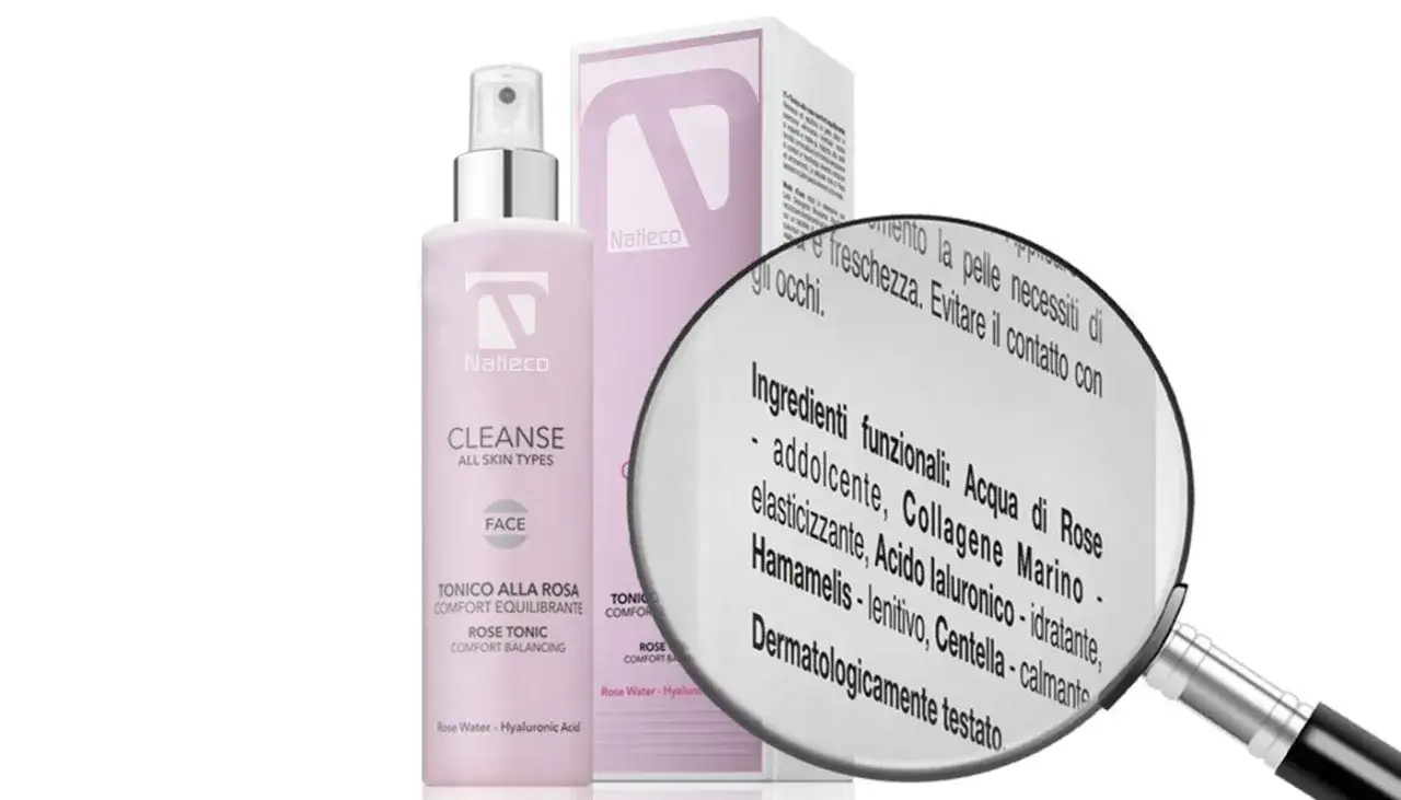 Flacone spray Natieco con tonico alla rosa. Lente d'ingrandimento mostra gli ingredienti funzionali, spiegando il loro inci significato.
