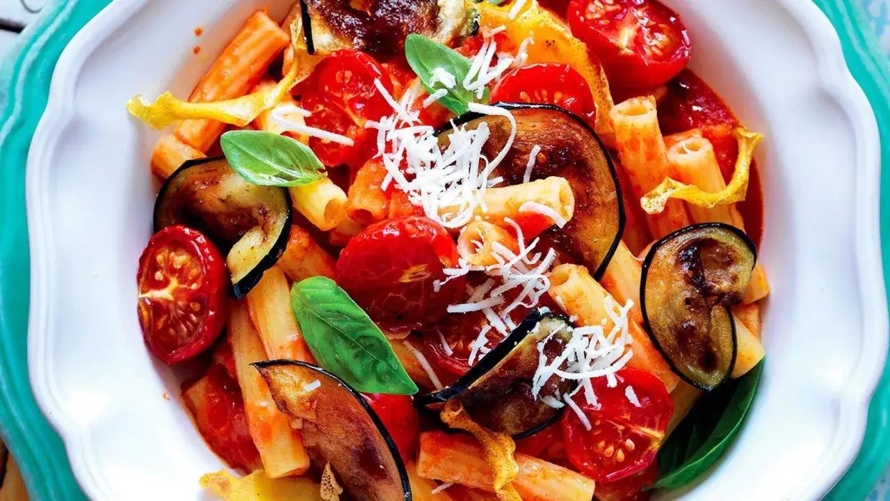 Pasta con melanzane, pomodorini e basilico, un assaggio dei piatti tipici siciliani.
