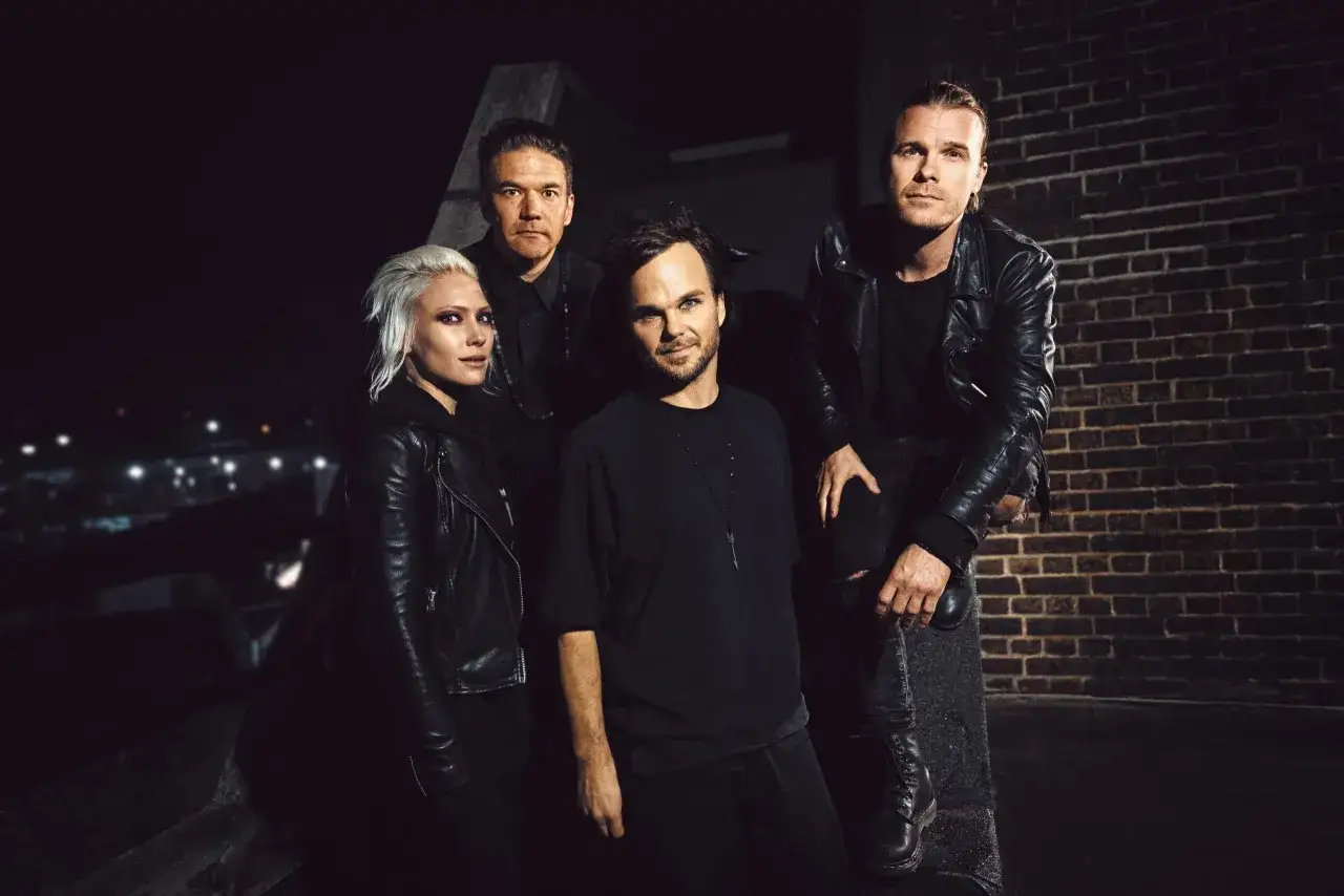 Zesp&oacute;ł The Rasmus pozuje do zdjęcia. Wokalista Lauri Yl&ouml;nen stoi pośrodku, otoczony przez pozostałych członk&oacute;w zespołu.