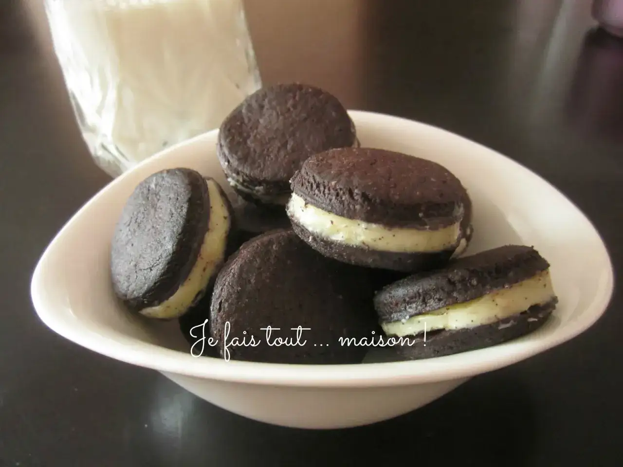 Biscuits façon Oreo faits maison, une délicieuse recette pour le goûter.