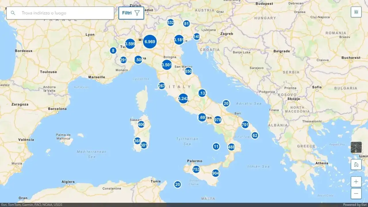 Mappa dell'Europa con evidenziati i **punti di ricarica auto elettriche** in Italia e nei paesi limitrofi, con numeri che indicano la quantità per area.