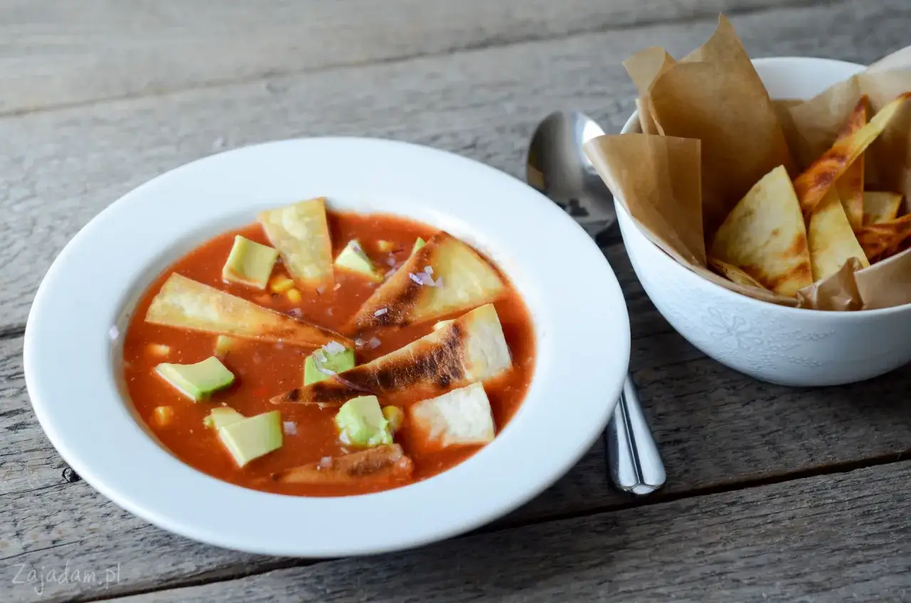 Prawdziwa zupa meksykańska z awokado, kukurydzą i chrupiącymi nachos. Idealna na rozgrzewkę!